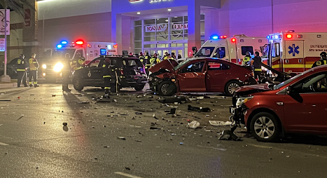'Karambol' Empat Kendaraan Warnai Malam di Depan Level 21 Denpasar